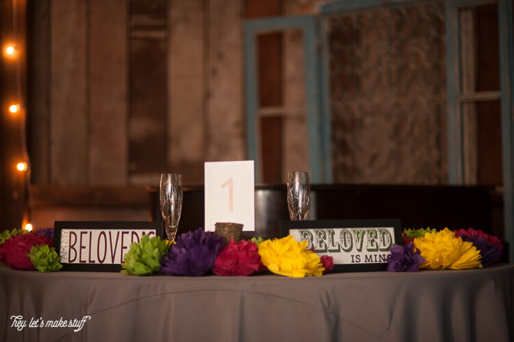 tissue papier bloemen weergegeven op bruiloft tafel