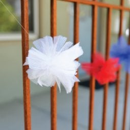 Add a festive pop to your patriotic parties with these tulle fireworks! Perfect for the Fourth of July and Memorial Day.