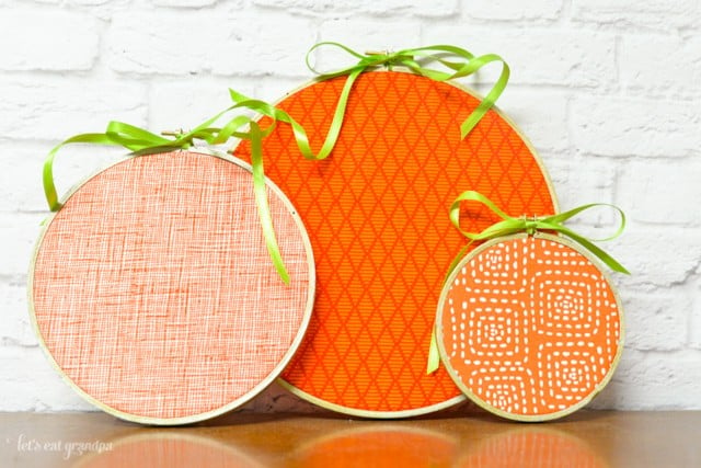 Decorate in a flash -- these easy pumpkin embroidery hoops from @letseatgrandpa take less than 15 minutes to make!