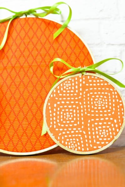 Decorate in a flash -- these easy pumpkin embroidery hoops take less than 15 minutes to make!