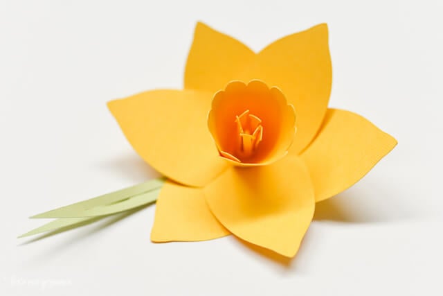 How to Assemble the Cricut Daffodil - Final Daffodil Assembled