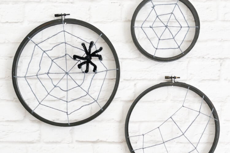 DIY spooky Halloween spider hoops from embroidery hoops