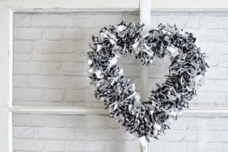 I can't believe how quickly this scrappy heart wreath came together! Less than an hour to make, including the time it took me to cut the fabric. See how I did it!