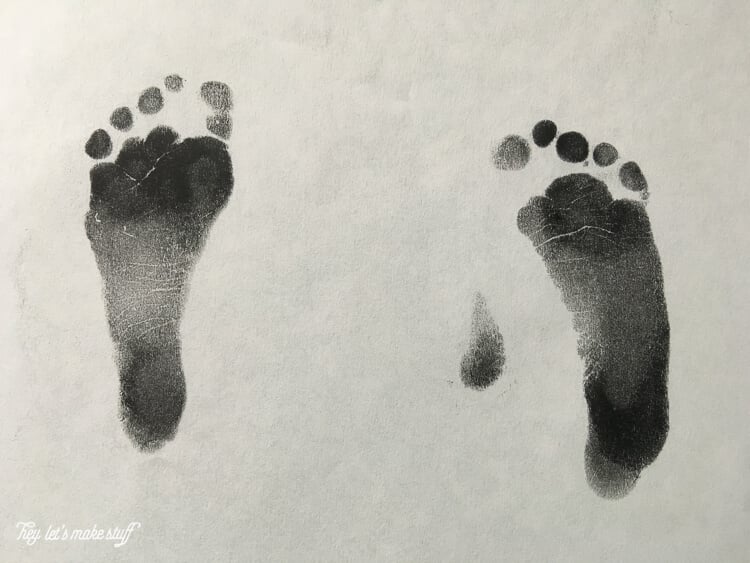 Image of a baby\'s footprints