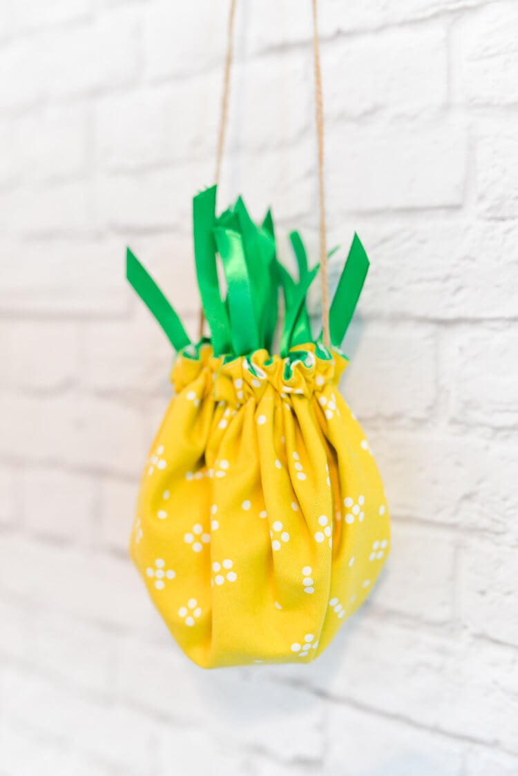 DIY cinched pineapple purse 