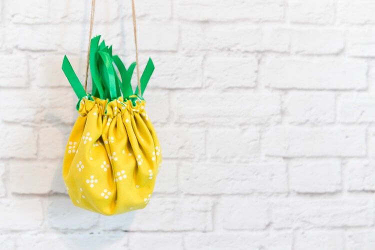 DIY cinched pineapple purse 