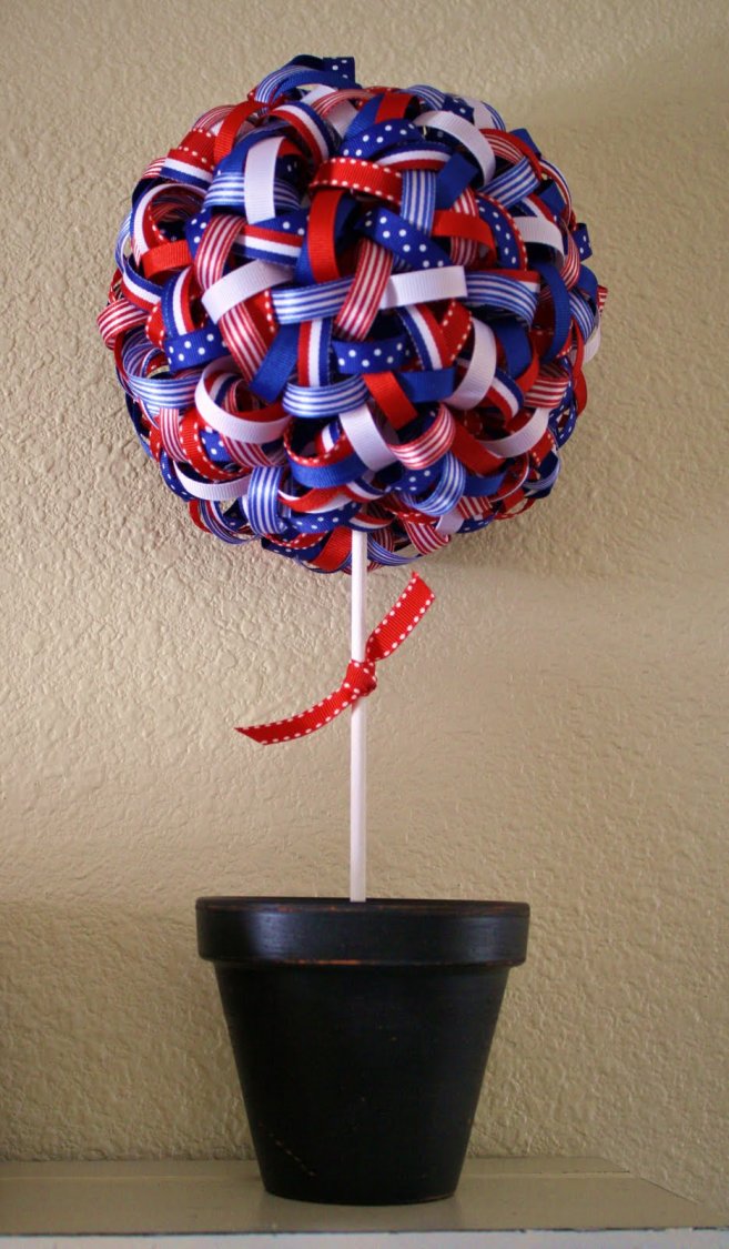 I'm a huge fan of 4th of July ribbon projects! Ribbon is so versatile, so I've rounded up a ton of fun , patriotic ideas for you to celebrate the 4th!