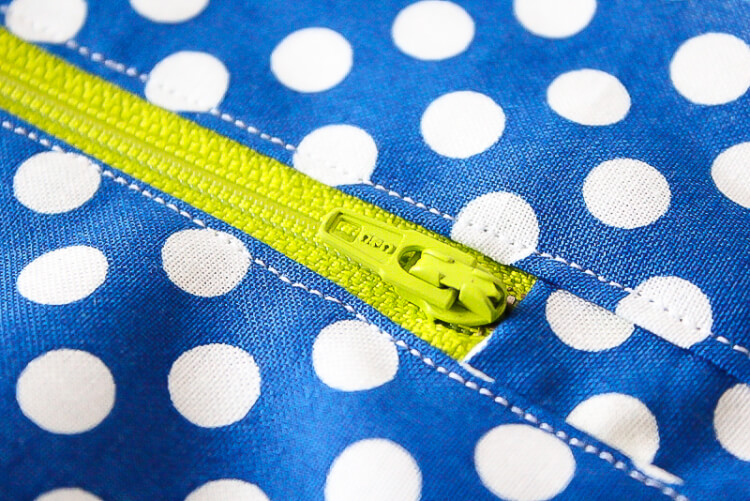 A close up of a zipper sewn to a piece of fabric