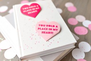 These Valentine's Day Bookmarks are perfect for your favorite bookworm. Tell them how much you care with this adorable heart corner bookmark, cut on your Cricut Explore!