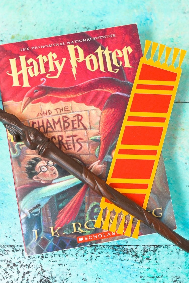 Make your own Hogwarts house bookmarks