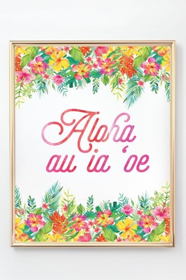 A gold framed floral picture that says, "Aloha au ia 'oe"