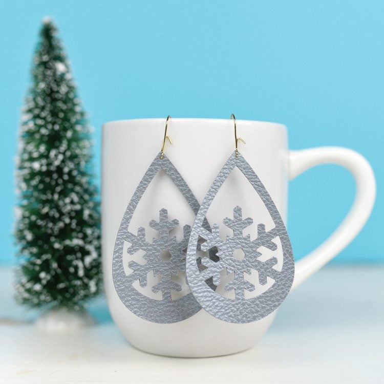 Use your Cricut to make these trendy these faux leather earrings—sweet snowflakes that are perfect for the holidays (without being obnoxious!). An easy Christmas jewelry project.