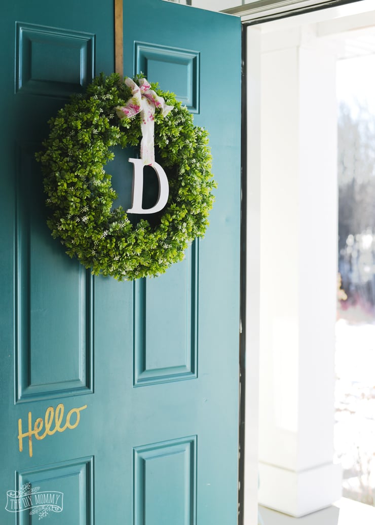 Simple Spring Monogram Wreath from thediymommy.com