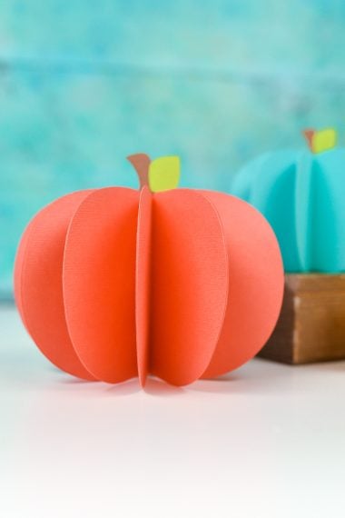 Everyone loves pumpkin decor! These 3D paper pumpkins are perfect for both Halloween and fall decorating! Make them using your Cricut and this free pumpkin SVG file! 