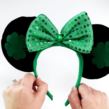 Budget-Friendly No Sew DIY Minnie Mouse Ears from michellespartyplanit.com