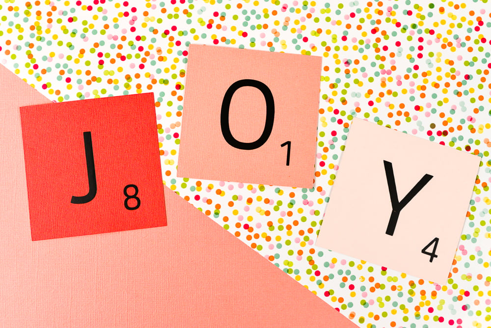 Use your Cricut to make these fun DIY Scrabble words! 