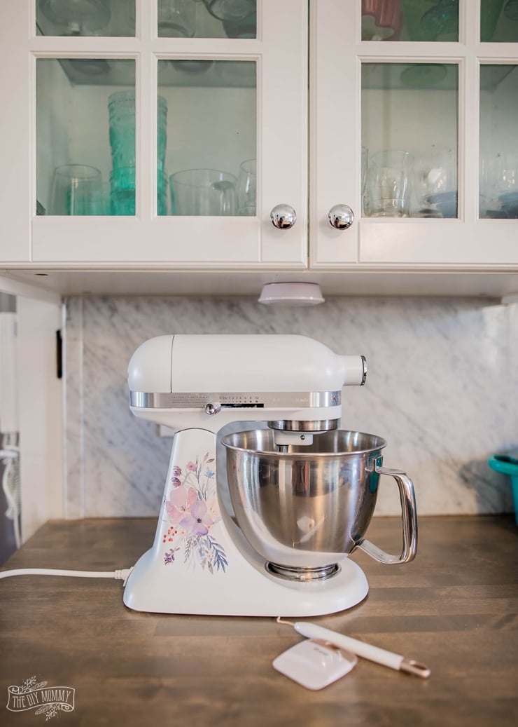 Dress up that countertop mixer with this sweet and elegant watercolor mixer decal. Grab the pattern and plans from thediymommy.com.
