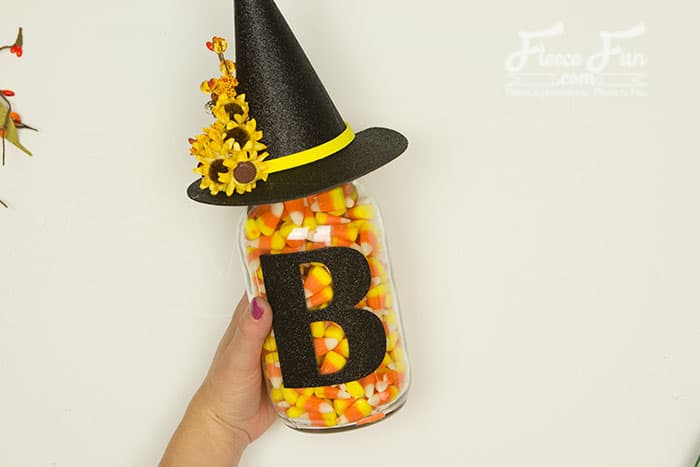 Pick your favorite treats and fill up these Halloween mason jars you can create using the free cut files and decorating ideas from fleecefun.com.
