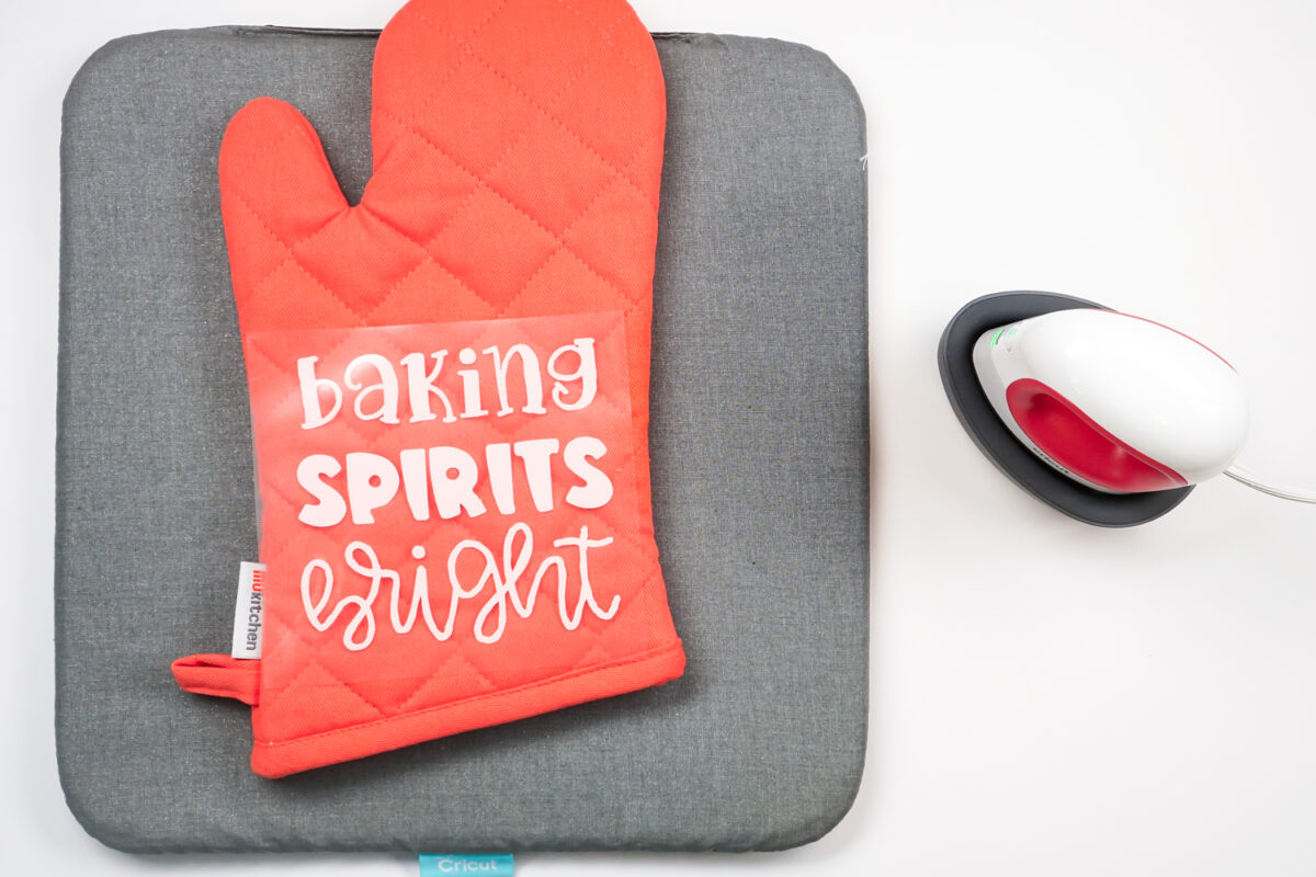 Personalized Christmas Gift Idea: Make this DIY Baking Set with the Cricut