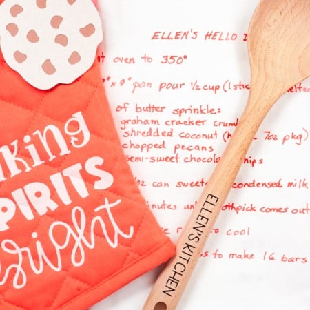 Want to make a personalized Christmas gift for your mom or other favorite baker? This DIY baking set includes an oven mitt, a keepsake towel with a family recipe and customized baking spoon, all made with your Cricut and iron on vinyl!