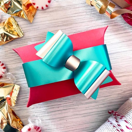 A mini Christmas gift box and bow