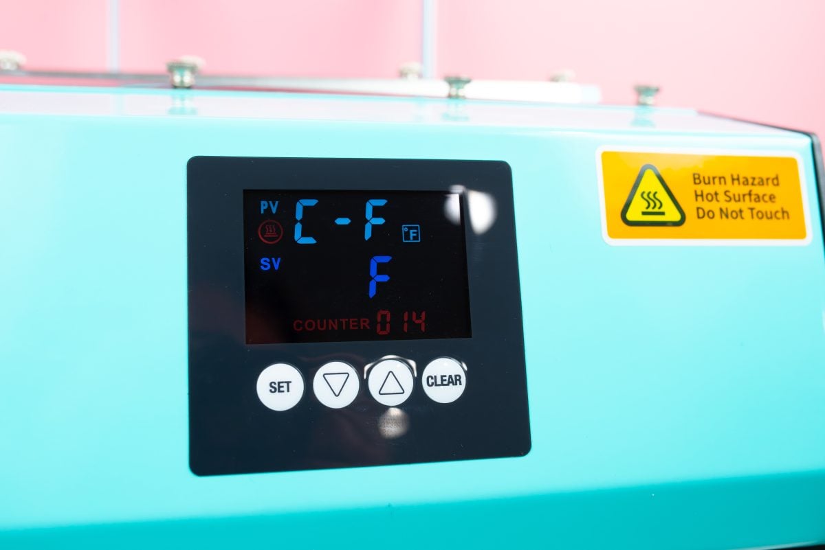 Tumbler press control panel: choosing fahrenheit or celsius.