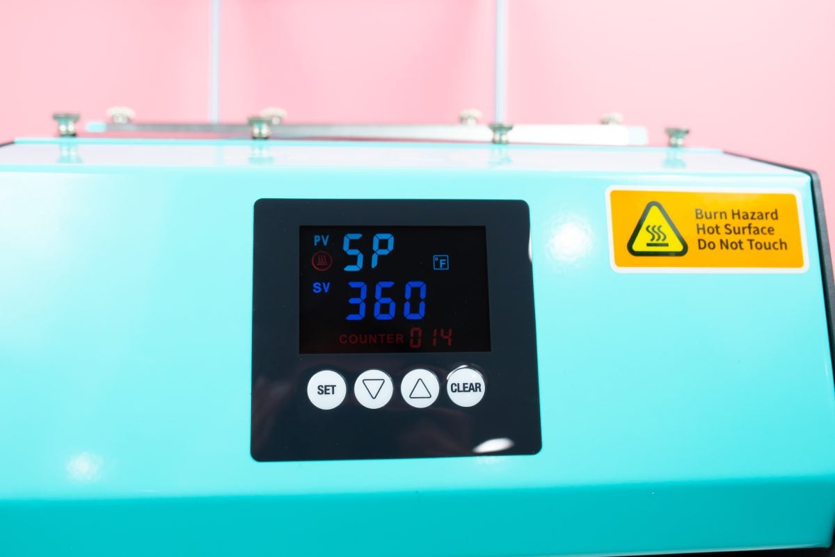 Tumbler press control panel: setting the temperature