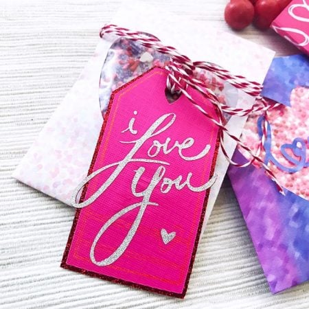 Gift tag with I love you on it
