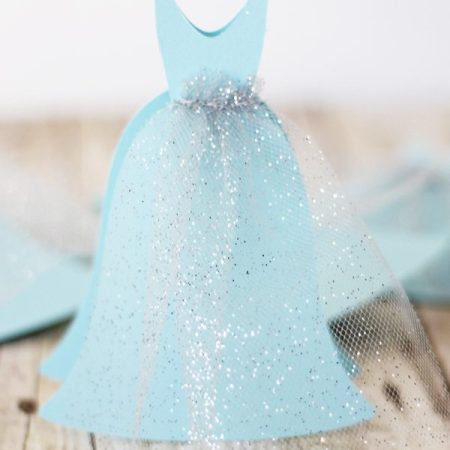 Frozen themed birthday invitation that imitates Elsa’s beautiful gown