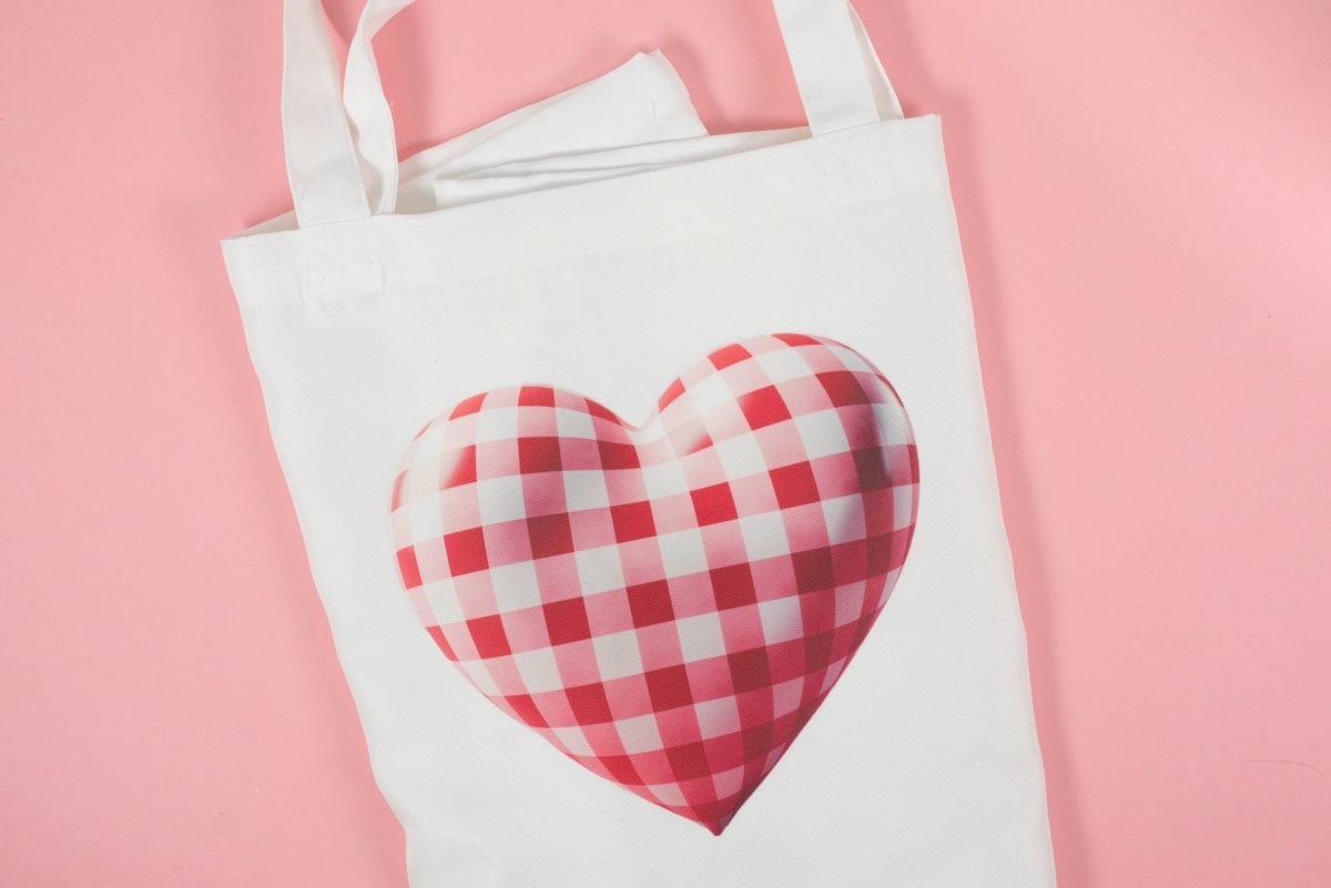 Tote bag with heart design