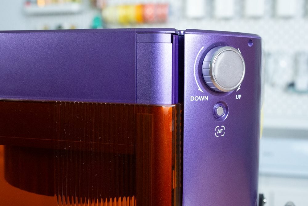Closeup view of the WeCreat Lumos manual focus knob